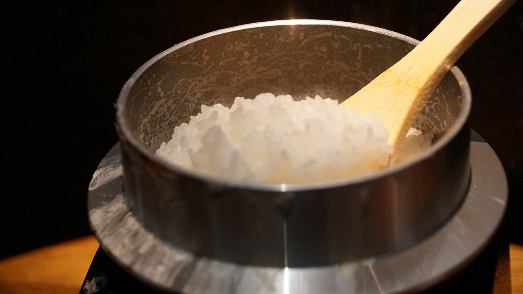 釜の中の炊きたてのご飯と杓文字