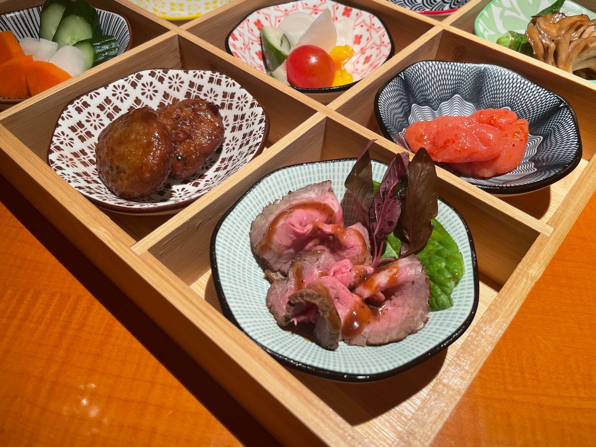 ローストビーフや旬菜を小鉢で仕立てたおばんざい
