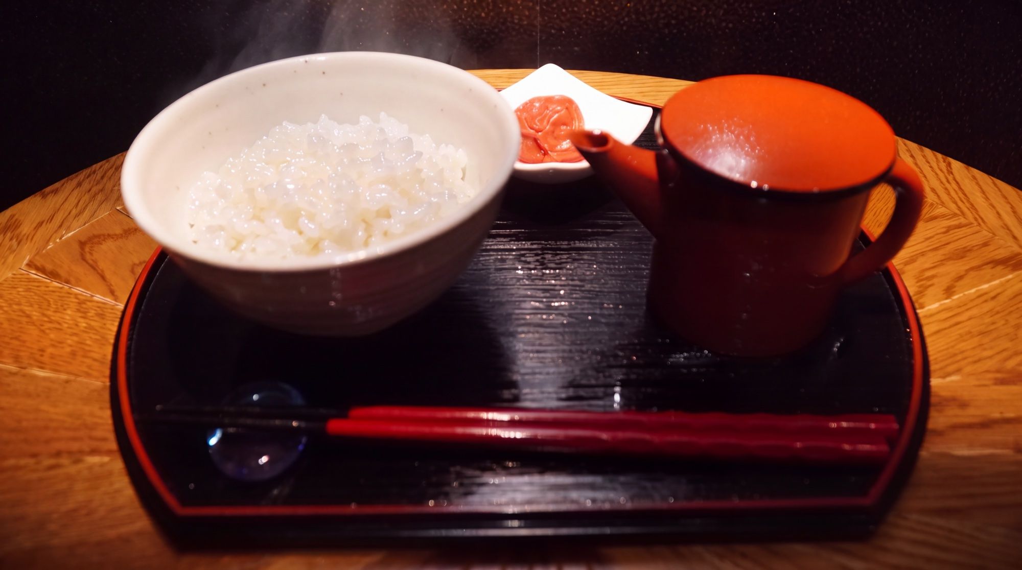 お膳に揃えた炊きたてのご飯と汁、梅干し